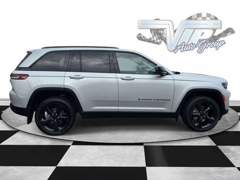 Certified 2022 Jeep Grand Cherokee Altitude AWD/4WD image 4