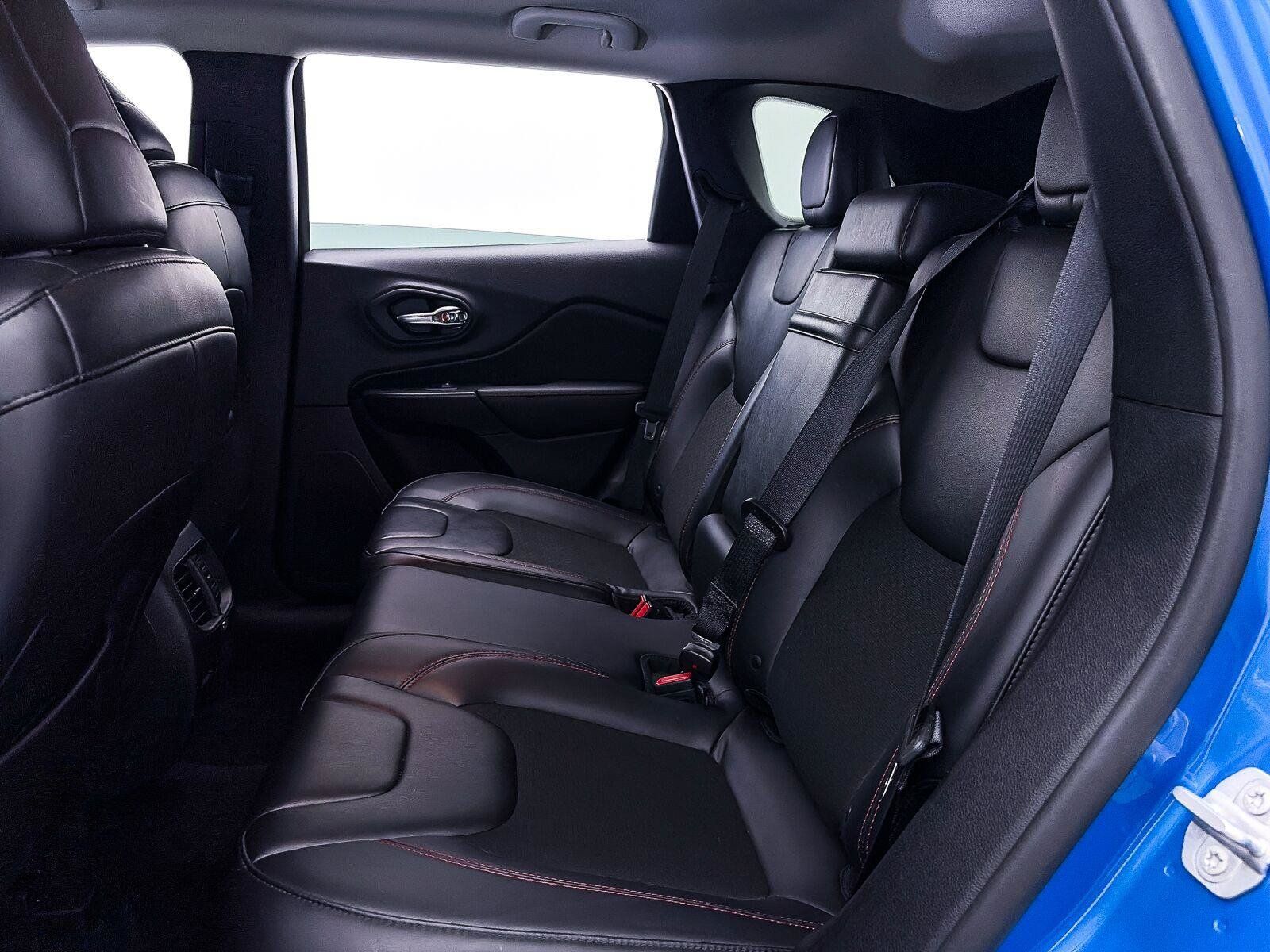 Used 2019 Jeep Cherokee Trailhawk w/ Cold Weather Group AWD/4WD image 36