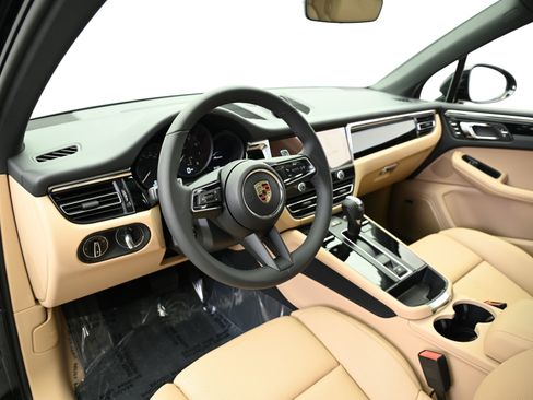 Used 2025 Porsche Macan image 38