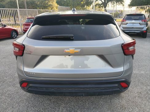 Used 2025 Chevrolet Trax LS w/ LS Convenience Package FWD image 6