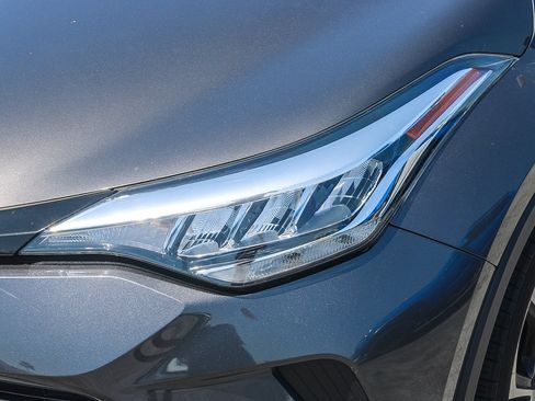 Used 2021 Toyota C-HR XLE FWD image 6