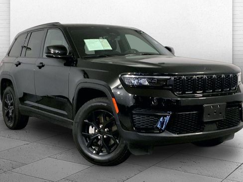Used 2025 Jeep Grand Cherokee Altitude AWD/4WD image 1
