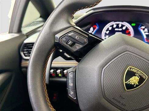 Used 2020 Lamborghini Huracan EVO image 20