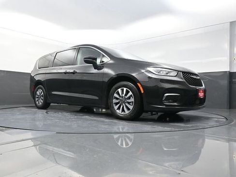 Used 2023 Chrysler Pacifica Touring-L FWD image 30