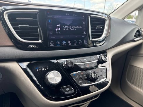 Used 2018 Chrysler Pacifica Touring w/ Tire & Wheel Group FWD image 19