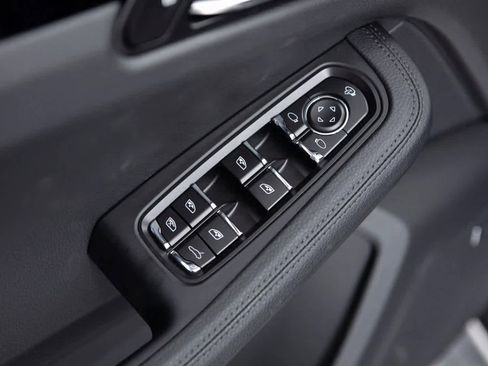 Certified 2025 Porsche Macan image 19