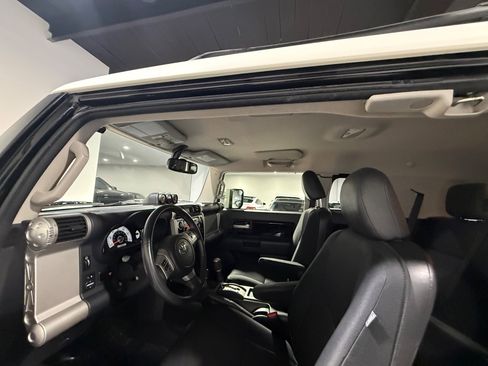 Used 2014 Toyota FJ Cruiser 4WD image 40