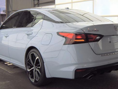 Used 2023 Nissan Altima 2.5 SR w/ SR Premium Package FWD image 2