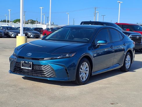 Used 2026 Toyota Camry LE w/ Convenience Package FWD image 3