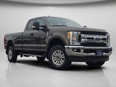 Certified 2017 Ford F250 XLT w/ XLT Value Package image 2