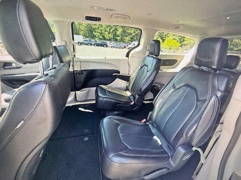 Used 2024 Chrysler Pacifica Touring-L FWD image 9