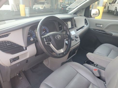 Used 2019 Toyota Sienna XLE image 17