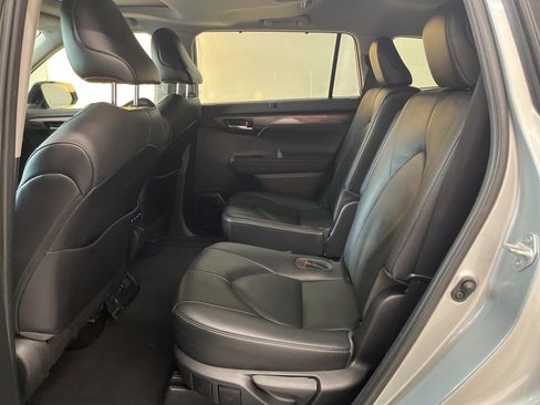 Used 2021 Toyota Highlander Limited image 29