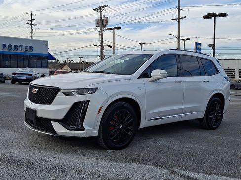 Used 2025 Cadillac XT6 Sport w/ Technology Package image 3