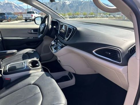 Used 2024 Chrysler Pacifica Touring-L FWD image 19