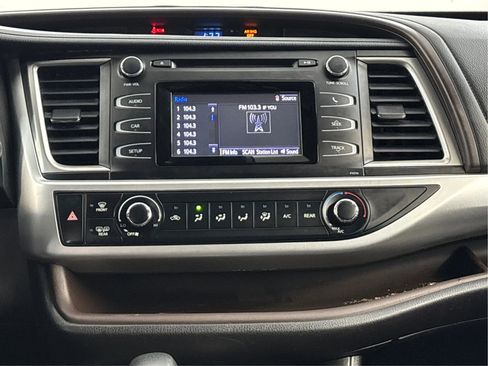 Used 2018 Toyota Highlander LE image 19