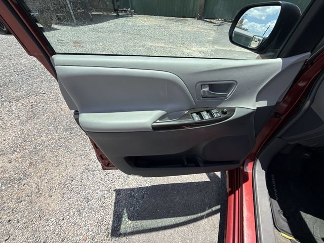 Used 2019 Toyota Sienna XLE FWD image 13