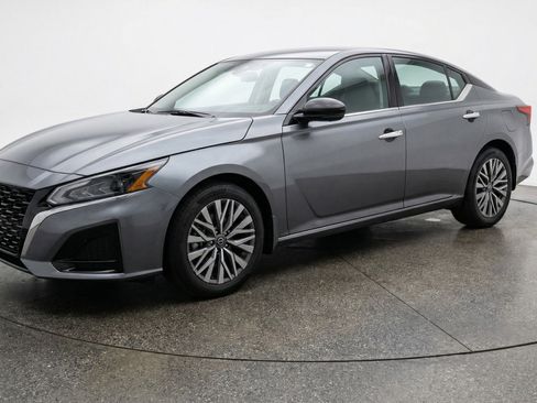 Used 2025 Nissan Altima 2.5 SV image 3