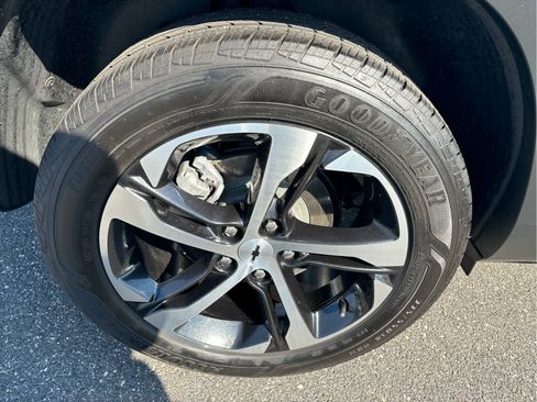 Certified 2025 Chevrolet Trax RS w/ Sunroof Package FWD image 22
