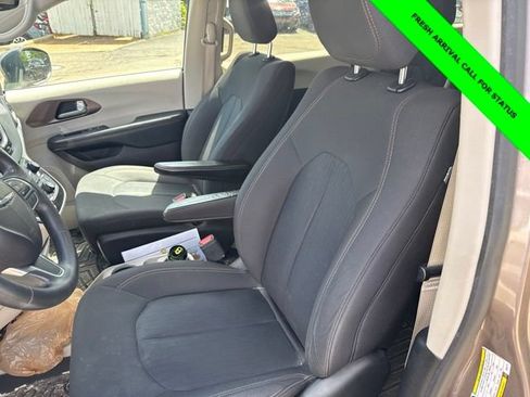 Used 2017 Chrysler Pacifica Touring FWD image 26
