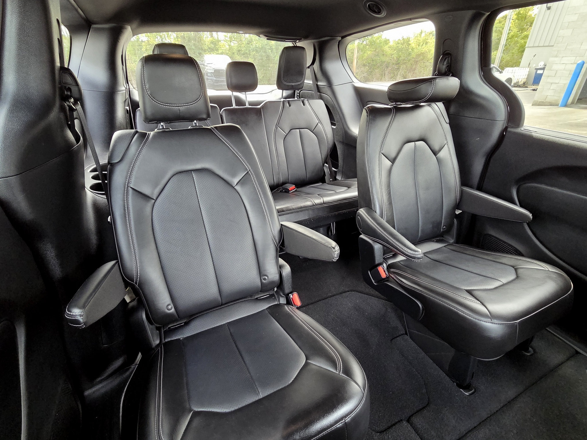 Used 2025 Chrysler Pacifica Select FWD image 10