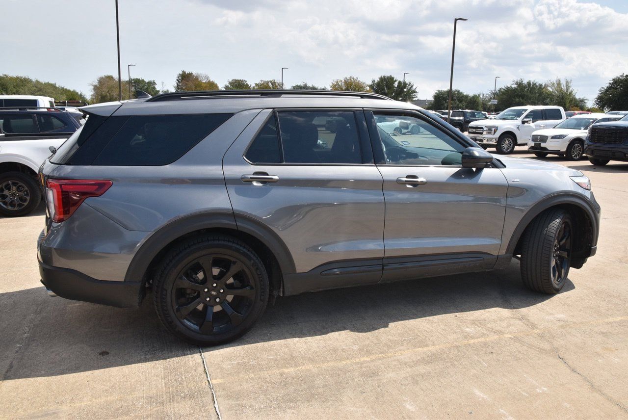 Used 2024 Ford Explorer ST-Line w/ Class IV Trailer Tow Package RWD image 5