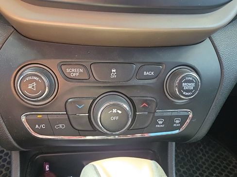 Used 2014 Jeep Cherokee Latitude w/ Cold Weather Group FWD image 14
