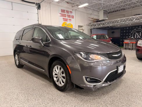 Used 2017 Chrysler Pacifica Touring-L FWD image 1