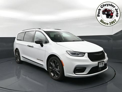 Used 2024 Chrysler Pacifica Touring-L w/ Road Tripper Package FWD image 4