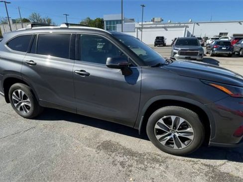 Used 2022 Toyota Highlander XLE image 3