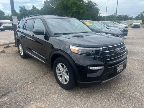 Used 2024 Ford Explorer XLT w/ Equipment Group 202A RWD image 5
