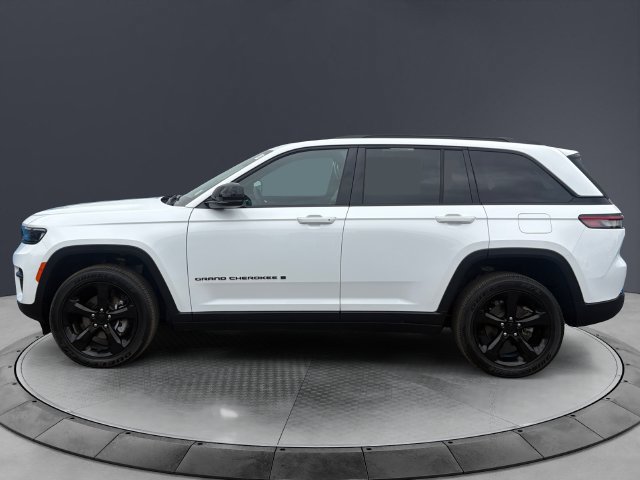 Used 2025 Jeep Grand Cherokee Altitude AWD/4WD image 2