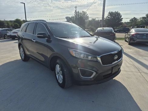 Used 2017 Kia Sorento FWD w/ LX Convenience Package image 4