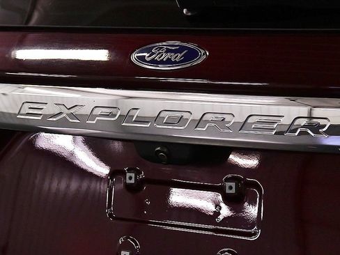 Used 2022 Ford Explorer XLT AWD/4WD image 12