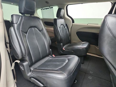 Used 2022 Chrysler Pacifica Touring-L FWD image 28