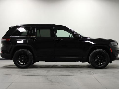 Used 2024 Jeep Grand Cherokee Altitude image 3