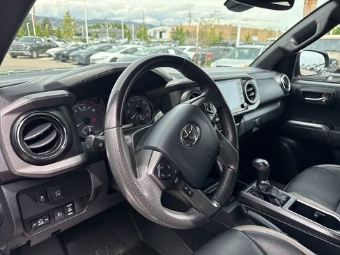 Used 2020 Toyota Tacoma TRD Off-Road w/ Advanced Technology Package AWD/4WD image 15