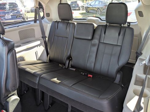 Used 2015 Chrysler Town & Country Touring-L w/ Driver Convenience Group image 14