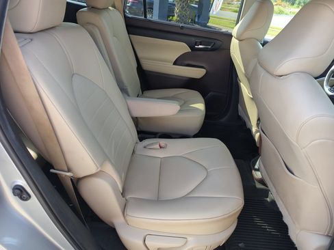 Used 2020 Toyota Highlander XLE FWD image 35