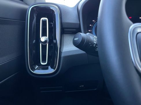 Used 2025 Volvo XC40 B5 Core image 13