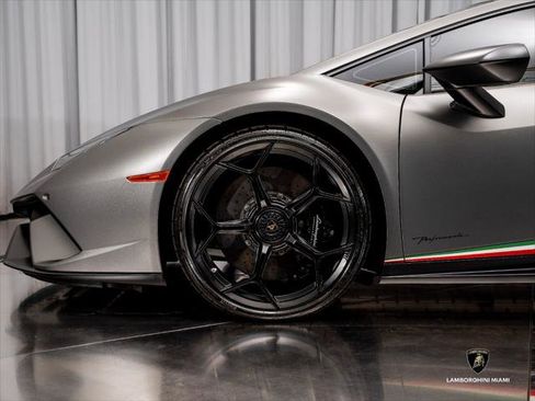 Used 2018 Lamborghini Huracan Performante AWD/4WD image 14