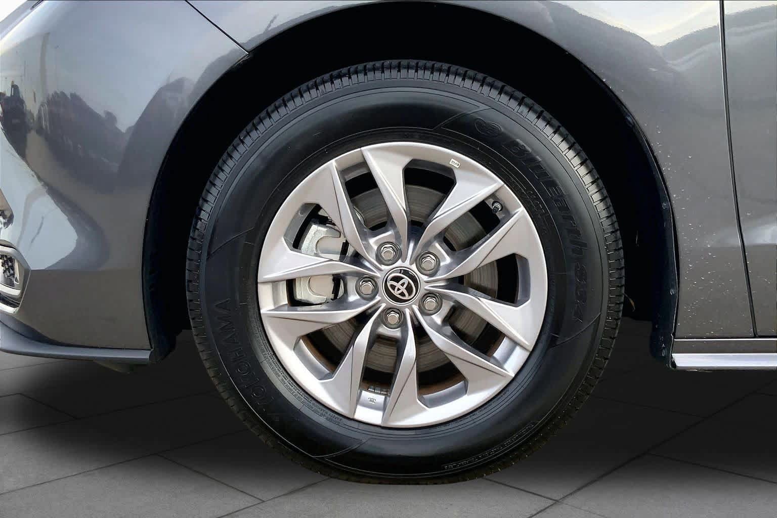 Certified 2025 Toyota Sienna XLE FWD image 11