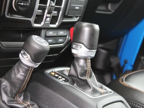 Used 2023 Jeep Wrangler Unlimited Sahara AWD/4WD image 15