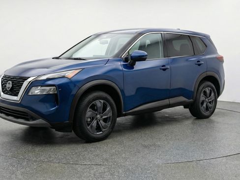 Used 2025 Nissan Rogue SV AWD/4WD image 3