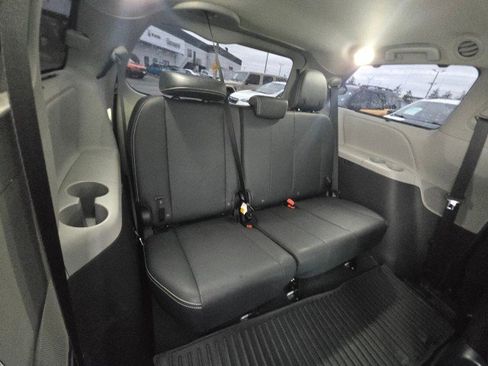 Used 2020 Toyota Sienna SE image 16