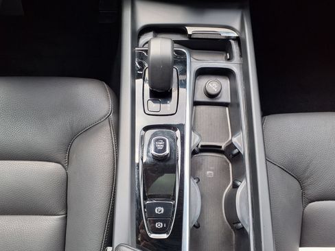 Certified 2025 Volvo XC60 B5 Plus AWD/4WD image 28
