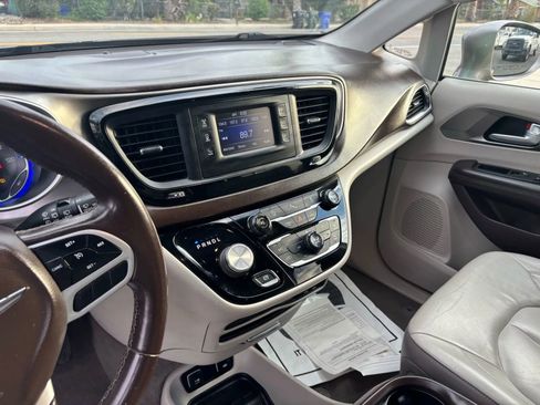 Used 2017 Chrysler Pacifica Touring-L image 13