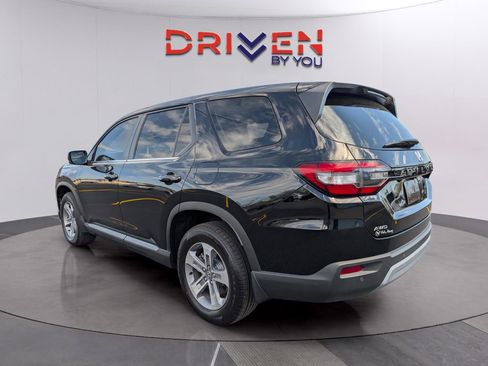 Used 2025 Honda Pilot EX-L image 3