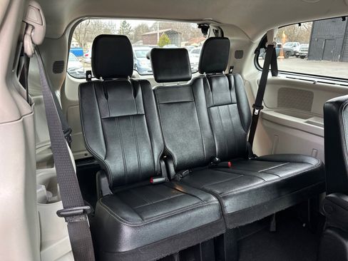 Used 2015 Chrysler Town & Country Touring w/ Driver Convenience Group image 18