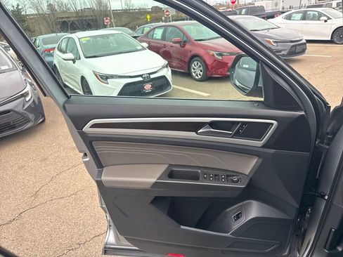 Used 2023 Volkswagen Atlas SE image 32